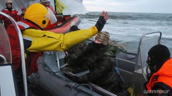 bajo fianza, liberan a otro de los activistas detenidos en rusia bajo fianza, liberan a otro de los activistas detenidos en rusia