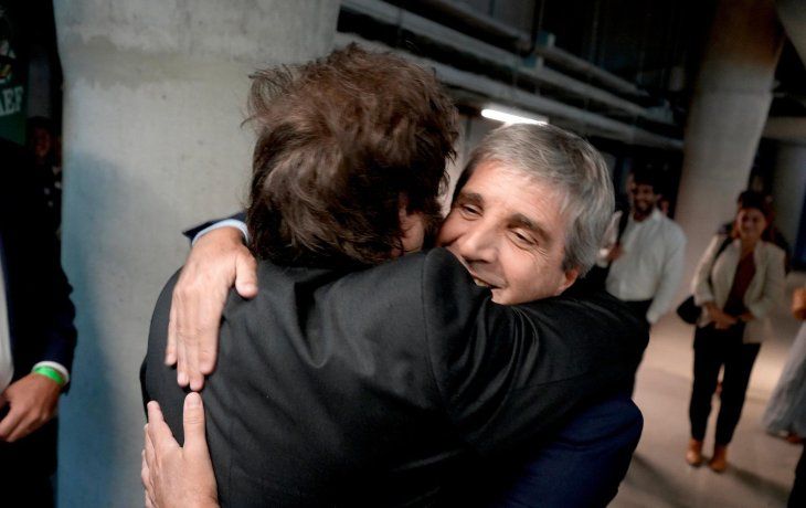 Abrazo entre Javier Milei y Luis Caputo. Foto: X @jmilei