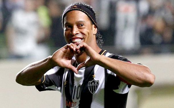¿El reemplazo de Riquelme? Ronaldinho rescindió su contrato con Atlético Mineiro