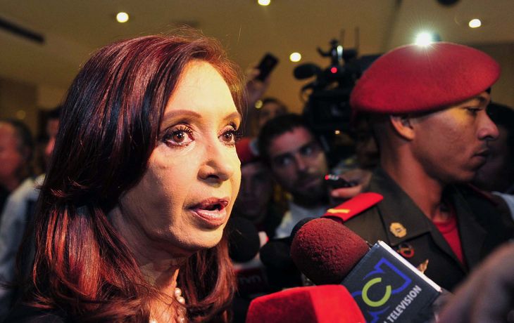 Cristina pasa por la capilla ardiente y vuelve al país