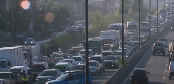 Caos en Camino Negro por un accidente fatal: hay 3 kilómetros de cola