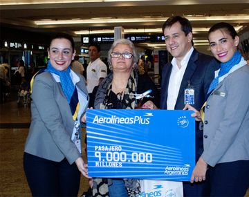 Aerolíneas Argentinas homenajeó a la pasajera 9 millones de 2015