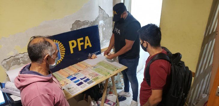 Dos detenidos por falsificar títulos y carnets de conducir