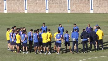 bianchi define el equipo para enfrentar al puntero: riquelme adentro y ¿gago afuera? bianchi define el equipo para enfrentar al puntero: riquelme adentro y ¿gago afuera?