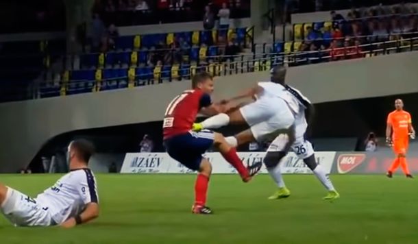 ¿Fútbol o karate? Brutal patada en la fase previa de la Champions League