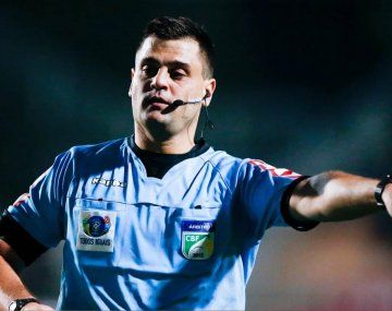 El encargado del VAR en River-Vélez había sido suspendido en Brasil