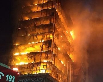 Feroz incendio en Sao Paulo: hay al menos un muerto y varios desaparecidos