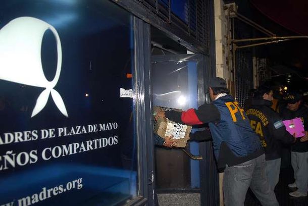 Allanan tres casas de cambio y secuestran documentación