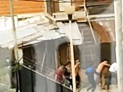 En medio de la misa y con música de fondo, balean a un joven en una pelea entre bandas