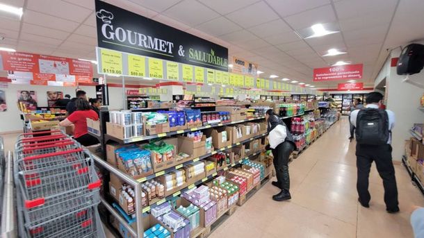 Nació en Estados Unidos, llegó a México hace dos décadas y sus tiendas revolucionaron el mercado: son el terror de Walmart, Chedraui y Soriana