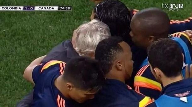 Mirá el emotivo homenaje de los jugadores colombianos a Pekerman por la muerte de su madre