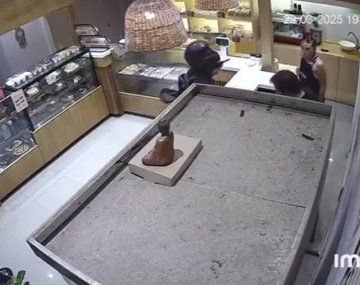 Video: un ladrón armado asaltó una panadería y se robó todo en 30 segundos