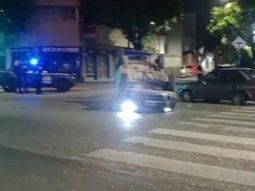 una camioneta choco contra un auto estacionado y termino volcada en liniers una camioneta choco contra un auto estacionado y termino volcada en liniers