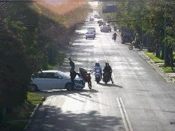 Un auto atropelló a tres motociclistas en Ensenada, Buenos Aires