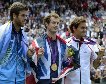 El tenista argentino Juan Martin Del Potro medalla de bronce, el británico Andy Murray, medalla de oro, y el suizo Roger Federer, medalla de plata, posan durante la ceremonia d