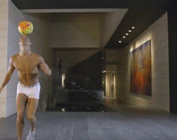 VIDEO: Cristiano Ronaldo calienta la pantalla y hace jueguitos