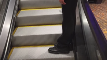 estaba tan borracho que no se daba cuenta que la escalera mecanica no funcionaba estaba tan borracho que no se daba cuenta que la escalera mecanica no funcionaba