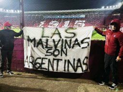 La hinchada de Cienciano desplegó una bandera a favor del reclamo de soberanía argentina sobre las Malvinas y emocionó a Lanús. La hinchada de Cienciano desplegó una bandera a favor del reclamo de soberanía argentina sobre las Malvinas y emocionó a Lanús.