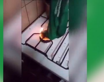 Le quemó el pañuelo por la legalización del aborto a la hija