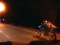 imprudencia al volante: un motociclista conduce acostado en plena ruta imprudencia al volante: un motociclista conduce acostado en plena ruta