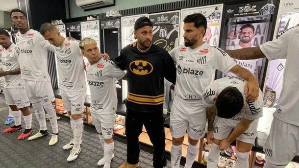 Sorpresa: Neymar apareció en el vestuario de Santos vestido de Batman