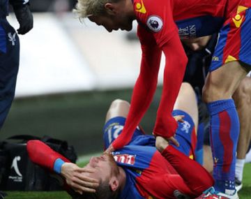 Wickham se retiró en camilla del estadio