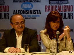 Cristina Kirchner haciendo el saludo que popularizó Raúl Alfonsín en las elecciones de 1983 junto a Leopoldo Moreau
