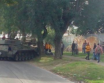 ¡De no creer! Un tanque de guerra se quedó sin frenos y chocó contra un árbol tras el desfile del 9 de julio