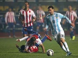 la curiosa mania de lionel messi: hacer que sus rivales choquen entre si la curiosa mania de lionel messi: hacer que sus rivales choquen entre si