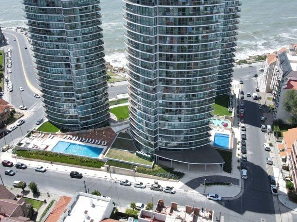 Mar del Plata: una mujer semidesnuda quedó colgada de un séptimo piso