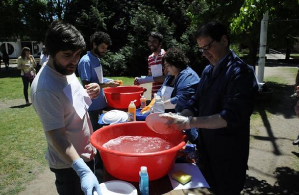 Científicos realizarán una lavada de platos contra Macri
