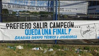 hinchas de racing le agradecen a cocca con un cartel hinchas de racing le agradecen a cocca con un cartel