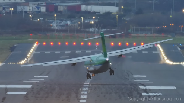 Mirá la complicada tarea de aterrizar un avión en el aeropuerto más ventoso del mundo