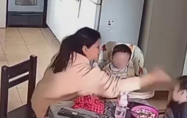 La madre de las víctimas aseguró que nunca habían mostrado signos de maltrato, sin embargo, se dio cuenta de la situación mientras miraba las cámaras de seguridad. La madre de las víctimas aseguró que nunca habían mostrado signos de maltrato, sin embargo, se dio cuenta de la situación mientras miraba las cámaras de seguridad.