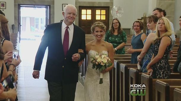 Una joven se casó del brazo del hombre que recibió el corazón de su padre