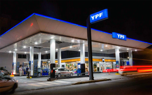 Cargar de noche es más barato: YPF lanzó rebajas exclusivas con su app