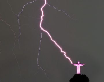 Así cayó el rayo sobre el Cristo Redentor en Río de Janeiro
