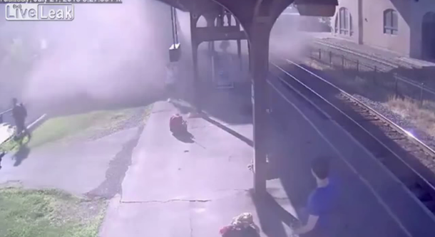 VIDEO: Un nene robó un tren y lo chocó