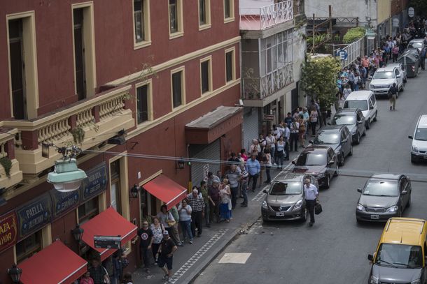 Filas de casi dos cuadras para adquirir el tradicional pan dulce de Plaza Mayor. (Telam)
