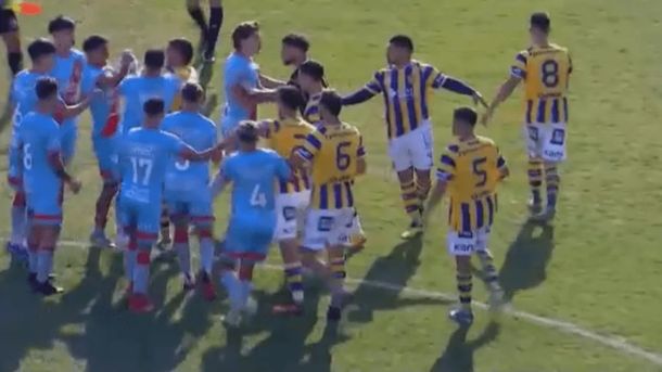 Caos en Atlanta vs. Arsenal: un hincha se cayó de la tribuna, se frenó media hora y hubo cinco expulsados