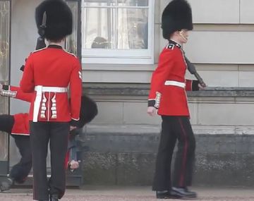 Un guardia tropezó y cayó al suelo en un acto