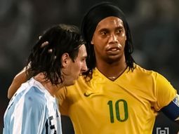 ronaldinho paso a felicitar a su gran amigo messi por el subcampeonato mundial ronaldinho paso a felicitar a su gran amigo messi por el subcampeonato mundial