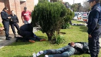 dos hombres fueron detenidos por agredir a un travesti por cobrar por sexo dos hombres fueron detenidos por agredir a un travesti por cobrar por sexo