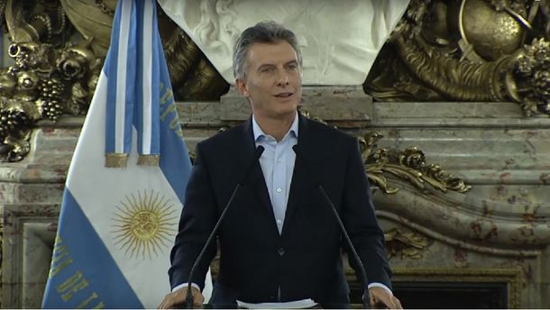 Macri anuncia en Ezeiza un plan de viviendas