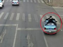 un policia termino sobre el techo de un taxi que trataba de escapar: mira el video un policia termino sobre el techo de un taxi que trataba de escapar: mira el video