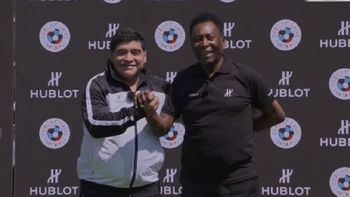 el futbol en una foto: maradona y pele se encontraron en paris el futbol en una foto: maradona y pele se encontraron en paris