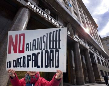 Marchan a Economía en reclamo de la implementación de la Ley de Emergencia en Discapacidad