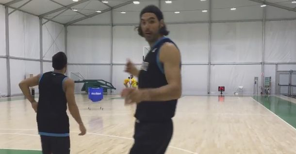 VIDEO: Scola le ganó mil dólares a Campazzo a pura viveza