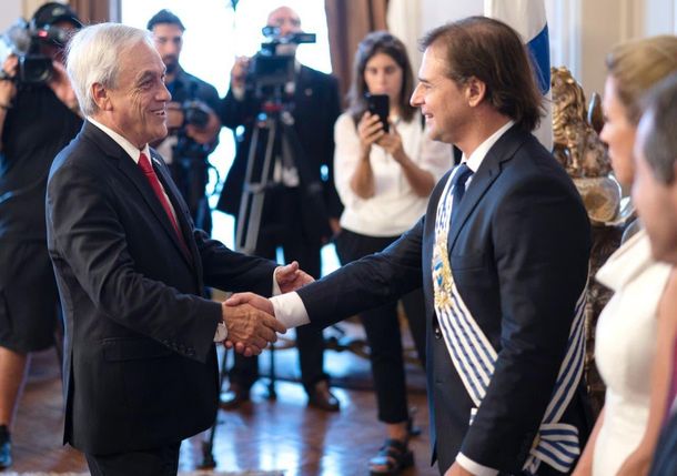 El presidente Luis Lacalle Pou presentó sus respetos tras la muerte de Sebastián Piñera.
