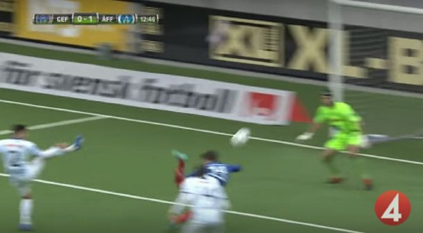 VIDEO: El gol de taco más raro del mundo